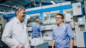 Dedikerte ansatte hos Rentx sørger for trygg smittevask og tekstilutleie i Kongsberg – vi leverer rent helsetøy, sengetøy og duker med høyeste kvalitet.