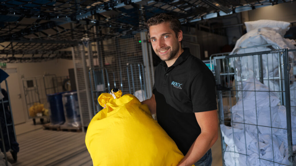 Rentx tilbyr profesjonell tekstilutleie i Kongsberg - helsetøy, leie av sengetøy og duker med grundig smittevask for høyeste hygiene.