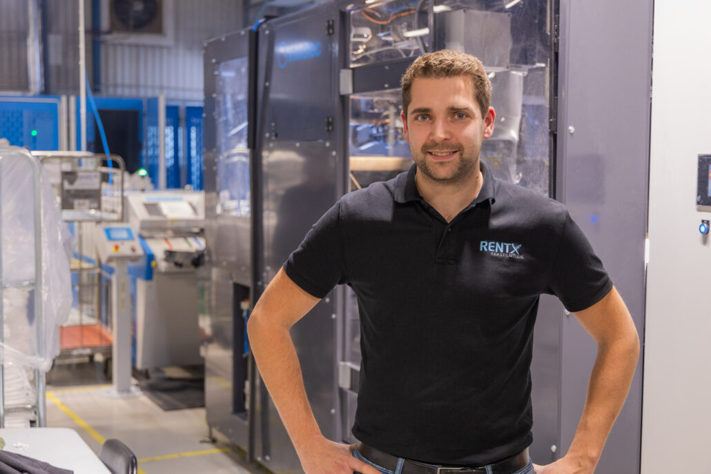 Hans Martin Andersen foran den nye håndkleroboten