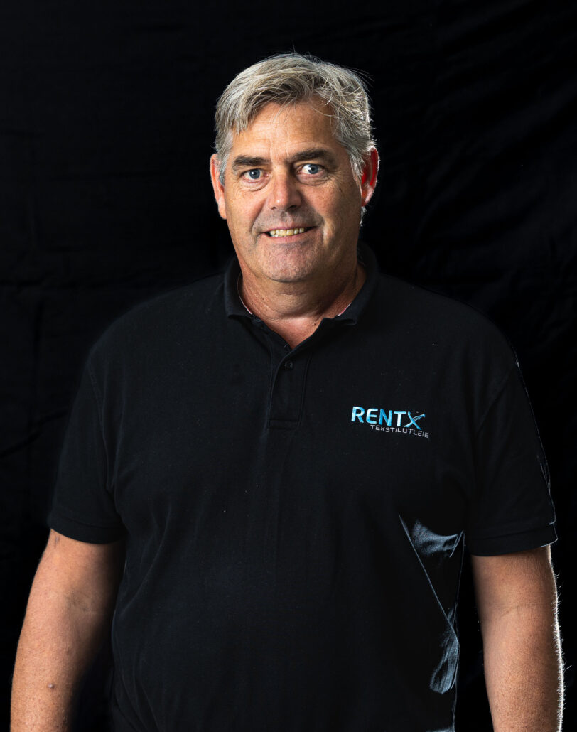 Daglig leder i Rentx Hans RIchard Andersen iført svart rentx skjorte mot svart bakgrunn