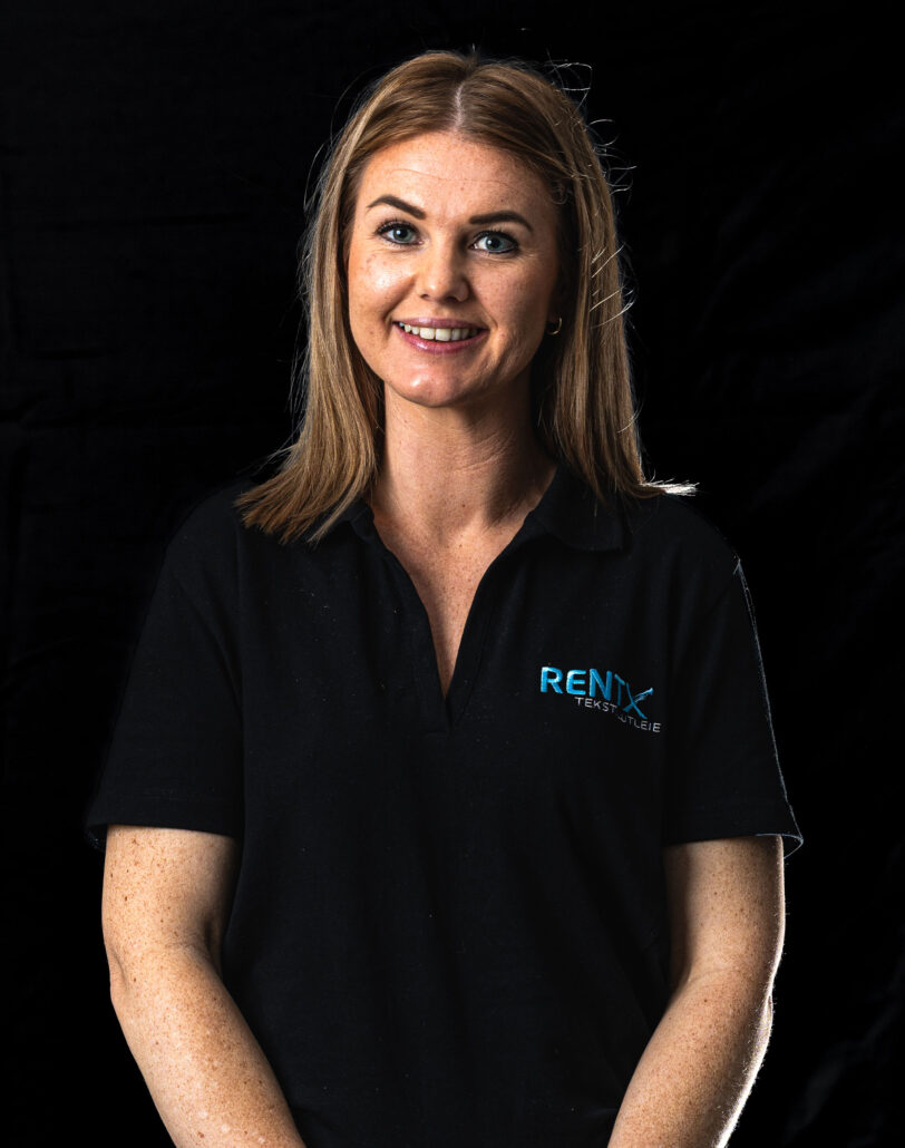 Rentx ansatt Rita Rustand iført svart rentx skjorte mot svart bakgrunn